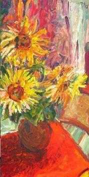 Sonnenblumen auf rotem Tisch